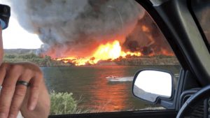 Usted no lo haga: Pareja filmó un "tornado de fuego" que se acercaba hacia ellos