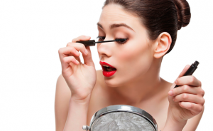 Estudio revela cuántos años te suma o resta el maquillaje