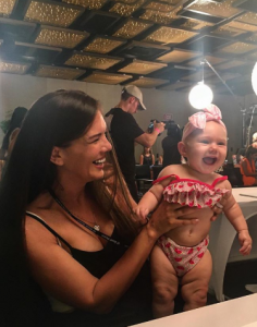 Modelo causa furor al desfilar amamantando a su bebé