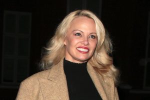 Pamela Anderson culpa a videojuego por la falta de apetito sexual en los hombres