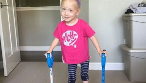 Niña de 4 años con parálisis cerebral caminó por primera vez ¡Su logro se hizo viral!