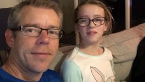 Niña autista obtuvo malas notas en el colegio y la reacción de su padre se hizo viral