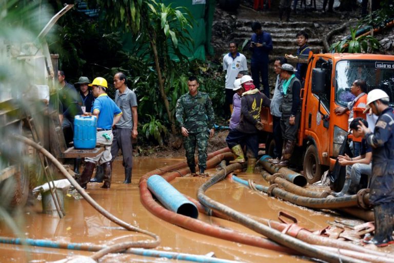 Encuentran con vida a los 12 niños desaparecidos en una cueva de Tailandia