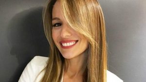 Pampita es fuertemente criticada por besar a su hijo en la boca