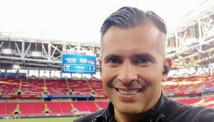 Periodista recibió un beso mientras transmitía en vivo y su reacción no fue igual a otras