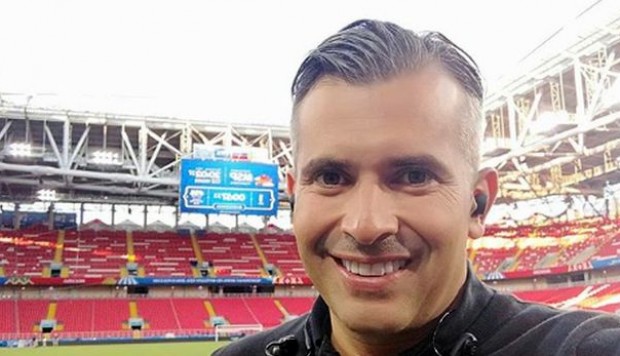 Periodista recibió un beso mientras transmitía en vivo y su reacción no fue igual a otras