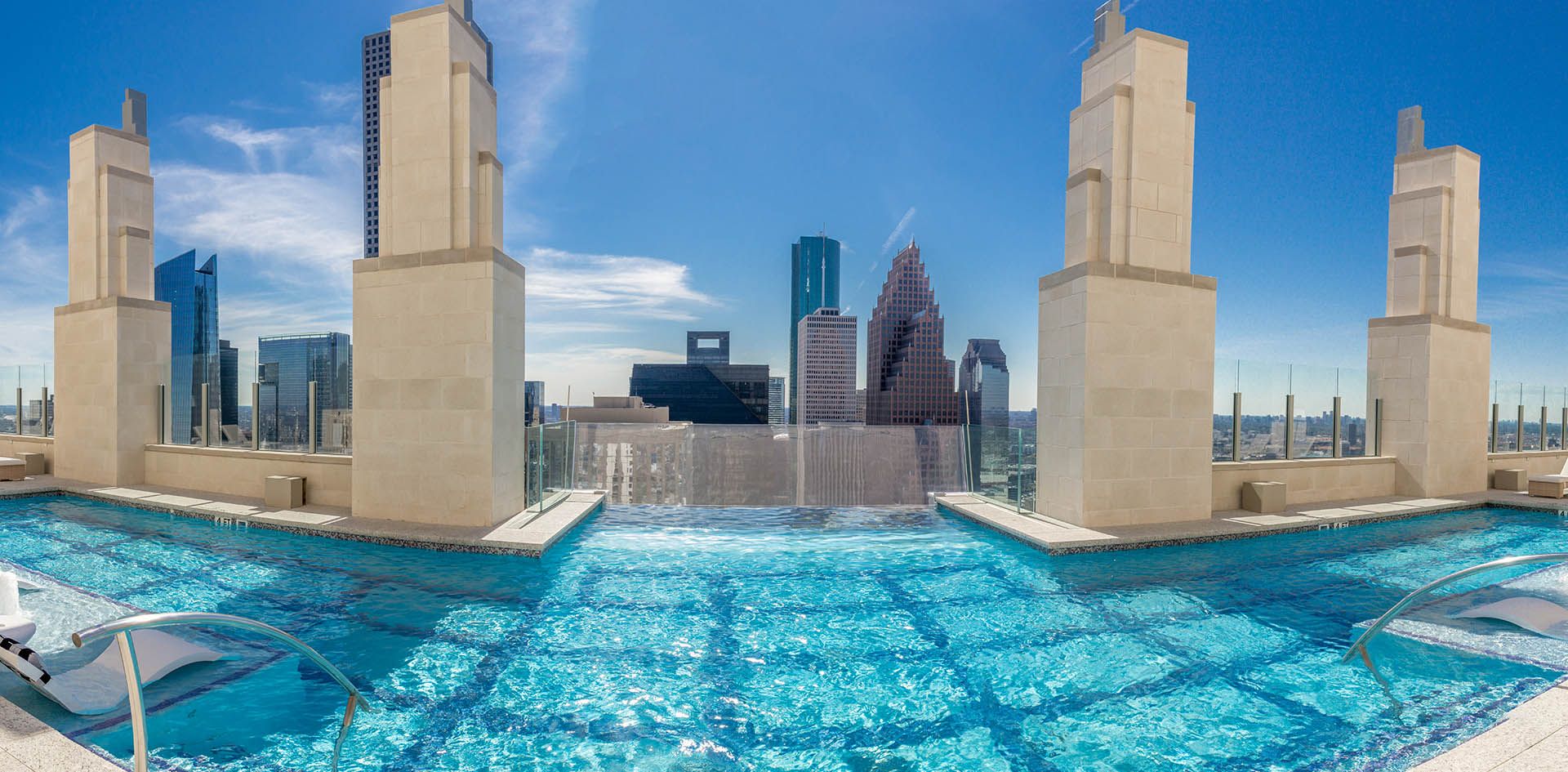 Piscina con fondo de cristal causa sensación en medio de la ciudad
