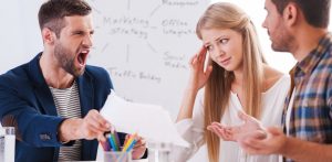 Estudio: Escuchar a personas que siempre se quejan te quita energía