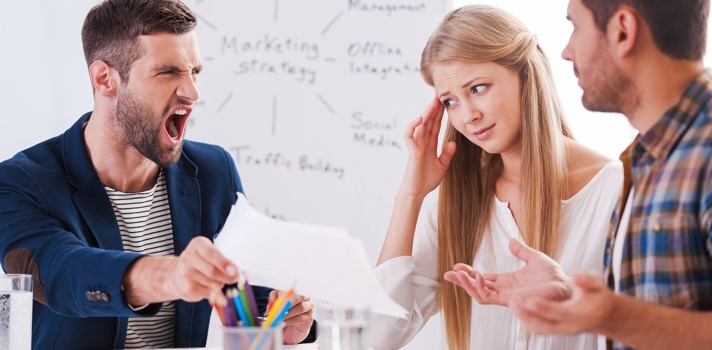 Estudio: Escuchar a personas que siempre se quejan te quita energía