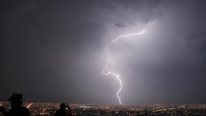 ¡Se salvó por la carcaza! Mientras mujer grababa una tormenta eléctrica, su celular fue alcanzado por un rayo