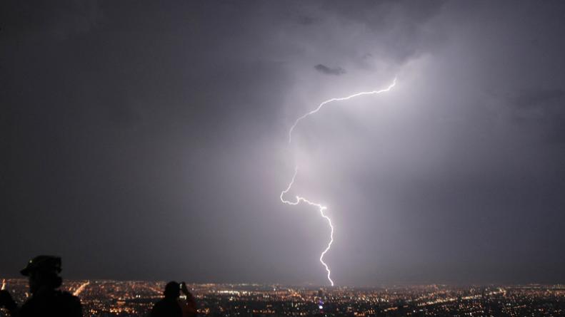 ¡Se salvó por la carcaza! Mientras mujer grababa una tormenta eléctrica, su celular fue alcanzado por un rayo