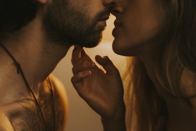 Sexo sensitivo: La nueva tendencia en técnicas sexuales