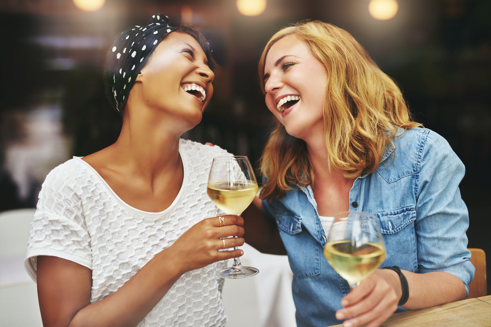 Все вокруг пьют и веселятся текст. Женщины веселятся. Друзья и вино. Белое вино с подругами. Две блондинки пьют вино.