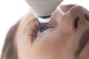 Alertan sobre riesgos de operarse los ojos con láser