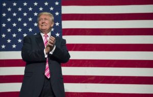 ¿Donald Trump no sabe pintar la bandera de Estados Unidos? Hay pruebas que lo confirman