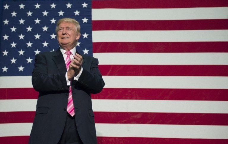 ¿Donald Trump no sabe pintar la bandera de Estados Unidos? Hay pruebas que lo confirman