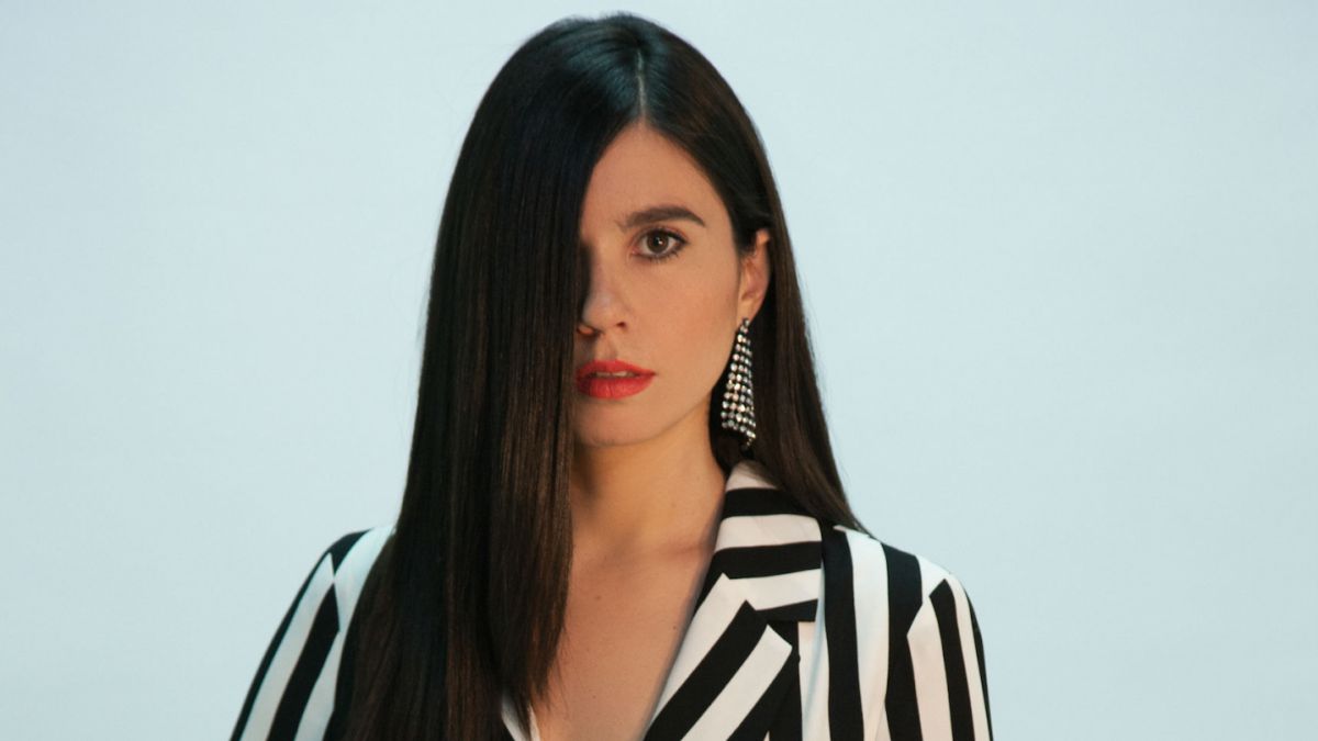 Javiera Mena debuta como conductora radial por el mes del orgullo