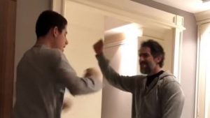 ¡Muy emocionante! Padre se luce bailando con su hijo autista a lo Elvis Presley