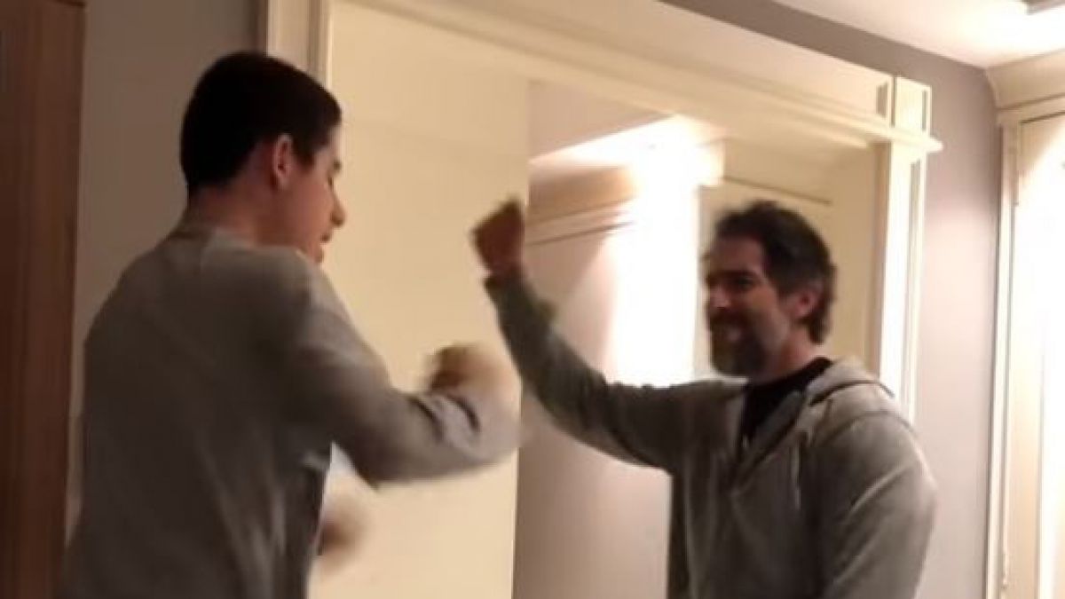 ¡Muy emocionante! Padre se luce bailando con su hijo autista a lo Elvis Presley