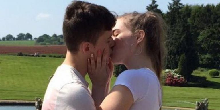 ¡Muy triste! Joven despidiéndose de su novio antes de morir se vuelve viral