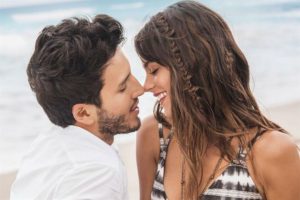 Sebastián Yatra y Martina Storessel protagonizan ardiente videoclip