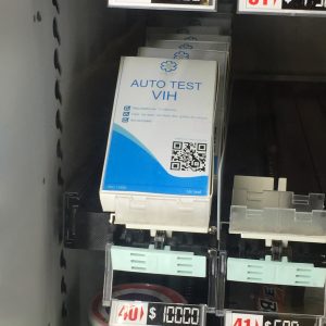 Con solo un billete: Máquinas expendedoras ahora venden test de VIH