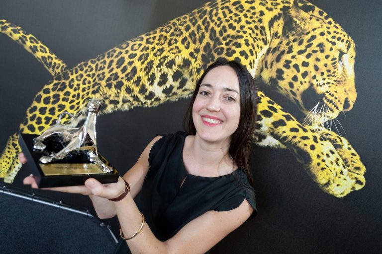 Orgullo nacional: Cineasta chilena es la primera mujer en ganar el Festival de Cine de Locarno