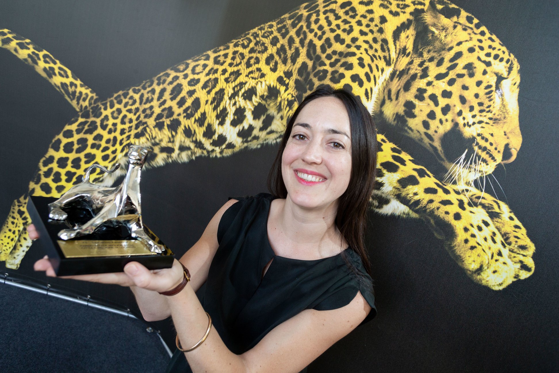 Orgullo nacional: Cineasta chilena es la primera mujer en ganar el Festival de Cine de Locarno