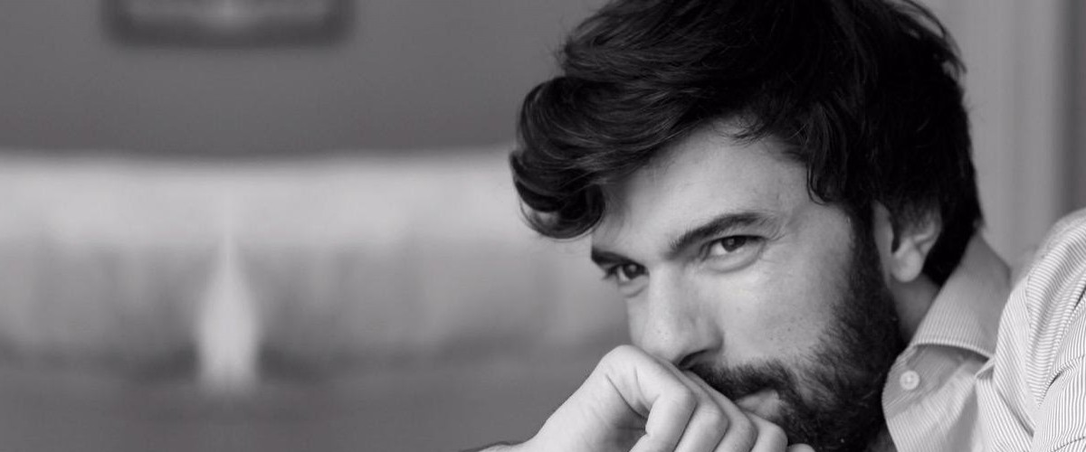 ¡ El actor turco Engin Akyürek desató la locura de fans chilenas a su llegada a nuestro país!