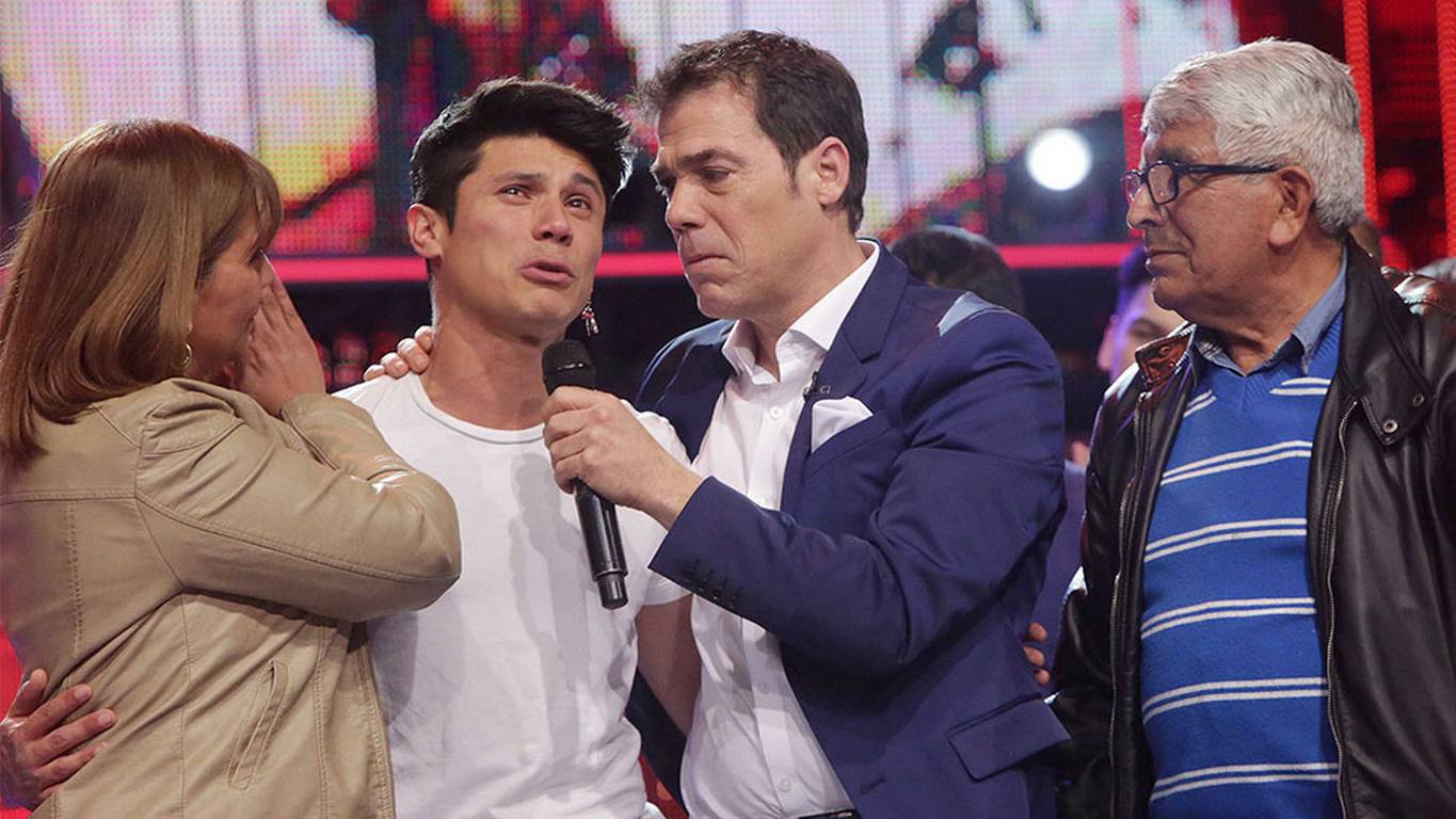 Redes sociales se rinden ante Álvaro Escobar por su rol como "Tío conductor"