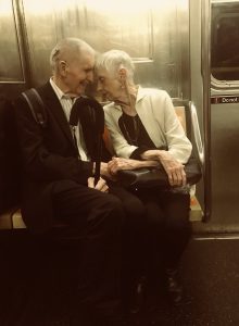 ¡Qué viva el amor! La historia tras la foto de una pareja de ancianos en el metro de Nueva York
