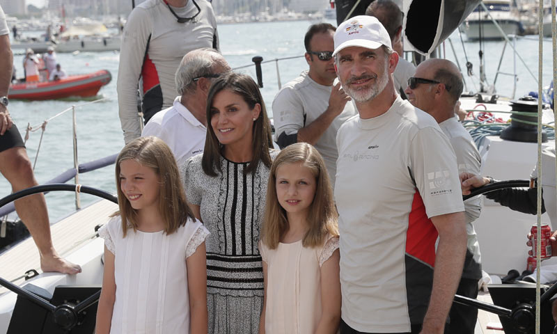 Filtran polémico video del Rey Felipe de España evitando un beso de su esposa Letizia