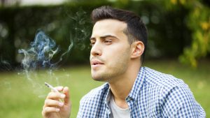 Chile está dentro de los países con mayor cantidad de fumadores hombres, según la OMS