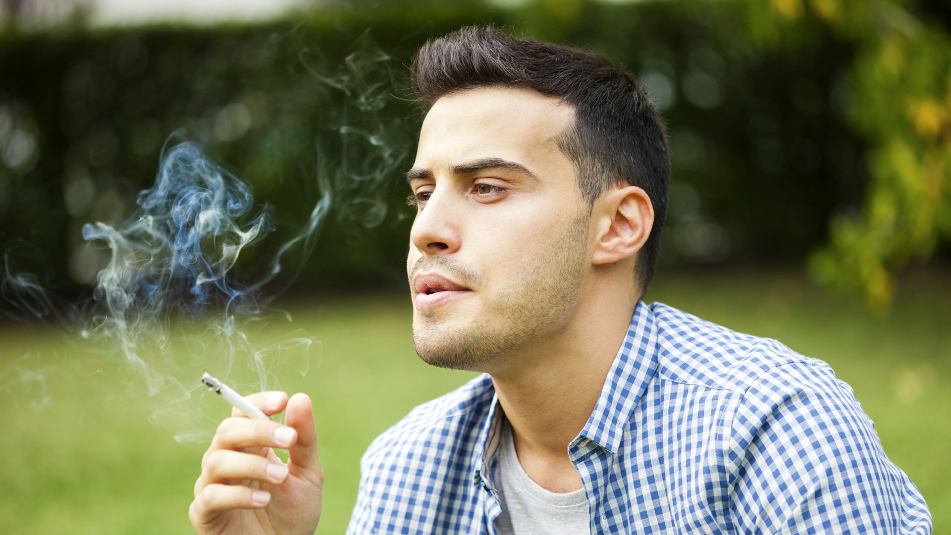 Chile está dentro de los países con mayor cantidad de fumadores hombres, según la OMS