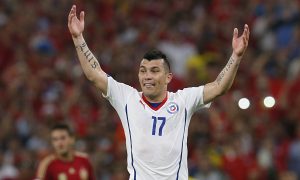 Gary Medel a hinchas de la Roja: "Nosotros tenemos que descansar, ustedes váyanse a tomar"