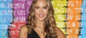 Angélica Castro sorprende con tonificada figura en la playa