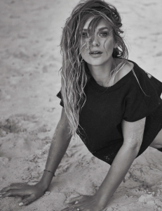 Mayte Rodríguez deslumbra con topless en la playa