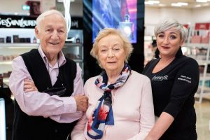 ¡Eso sí que es amor! Un hombre de 84 años aprendió a aplicar maquillaje para su esposa parcialmente ciega