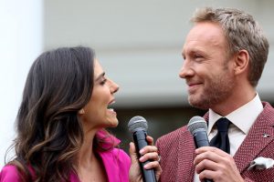 ¡Este fue el comentado look de los próximos animadores del Festival en su presentación!