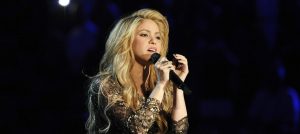 ¡Muy emotivo! Shakira sorprende a su padre en pleno concierto