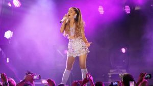 La extraña interrupción que vivió Ariana Grande en pleno concierto y que desató risas