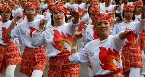 ¡Impresionante! 65 mil bailarines en Indonesia baten récord guinness con este baile