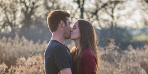 Anímate: Dinos dónde te besa y te diremos qué significa