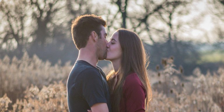 ¡Es posible! Por esta razón te puedes enamorar de alguien con solo un beso