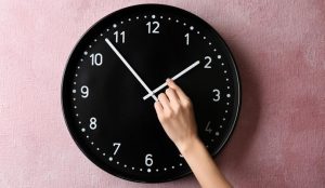 ¿Tu celular te engañó?: Usuarios confundidos por cambio de hora en sus teléfonos