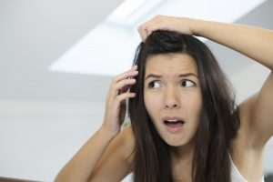 ¿Joven y con canas? El estrés y la mala alimentación te pueden estar afectando