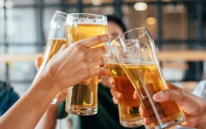 Estudio revela que la cerveza no engorda y que es benéfica para la salud