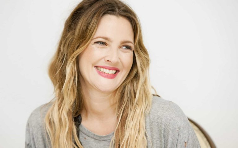 ¡Le dio vuelta la mano al destino! Mira el colorido álbum de Drew Barrymore
