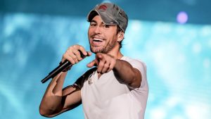 ¡Cuidado las manos! El descarado toqueteo de Enrique Iglesias a su telonera que generó polémica