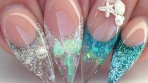 Uñas acuario: ¡Así es la nueva tendencia cristalina en manicure!